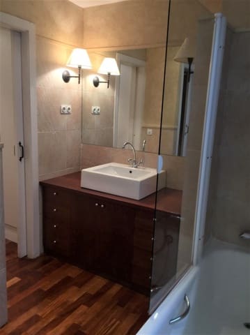 3 soveværelse Lejlighed til leje i Ciudad Jardín, Madrid by med garage - € 2.100 (Ref: 9564908)