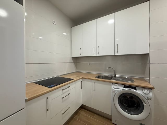 Appartement de 2 chambres à louer à Palacio, Madrid ville - 1 100 € (Ref: 9634111)