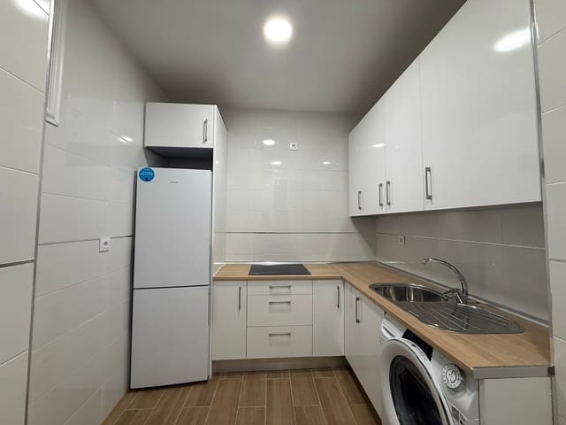 Appartement de 2 chambres à louer à Palacio, Madrid ville - 1 100 € (Ref: 9634111)