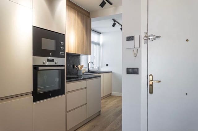 3 bedroom Flat for rent in Pueblo Nuevo, Madrid city - € 1,790 (Ref: 9677031)