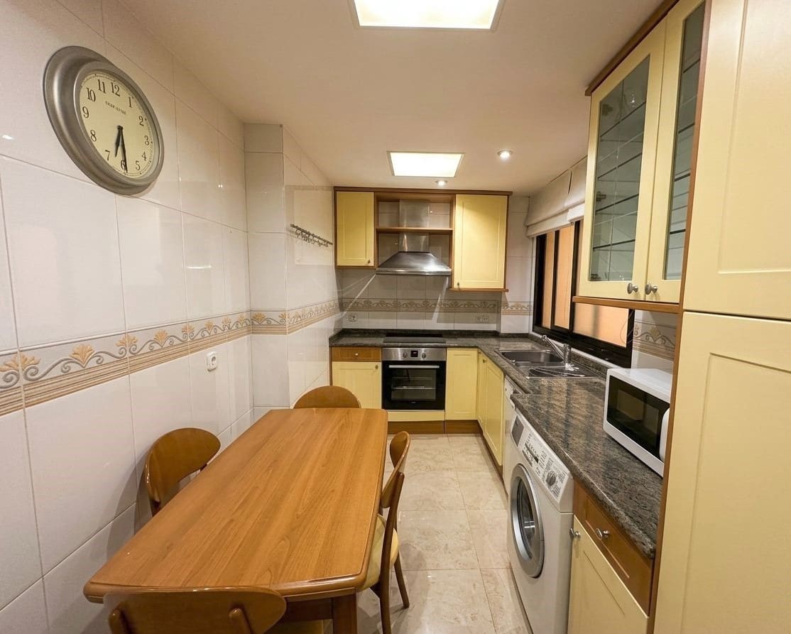 3 bedroom Flat for rent in Madrid city with pool garage - € 2,150 (Ref: 9698154)