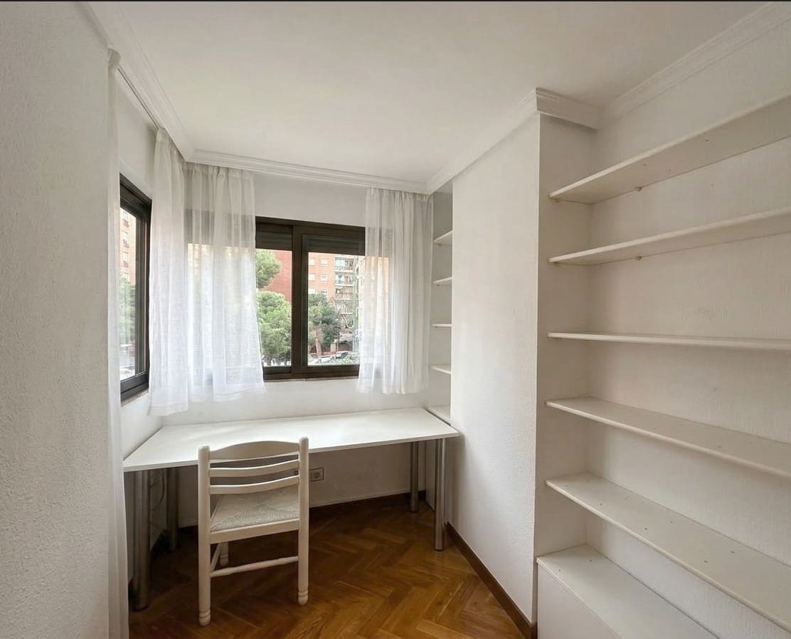 3 bedroom Flat for rent in Madrid city with pool garage - € 2,150 (Ref: 9698154)