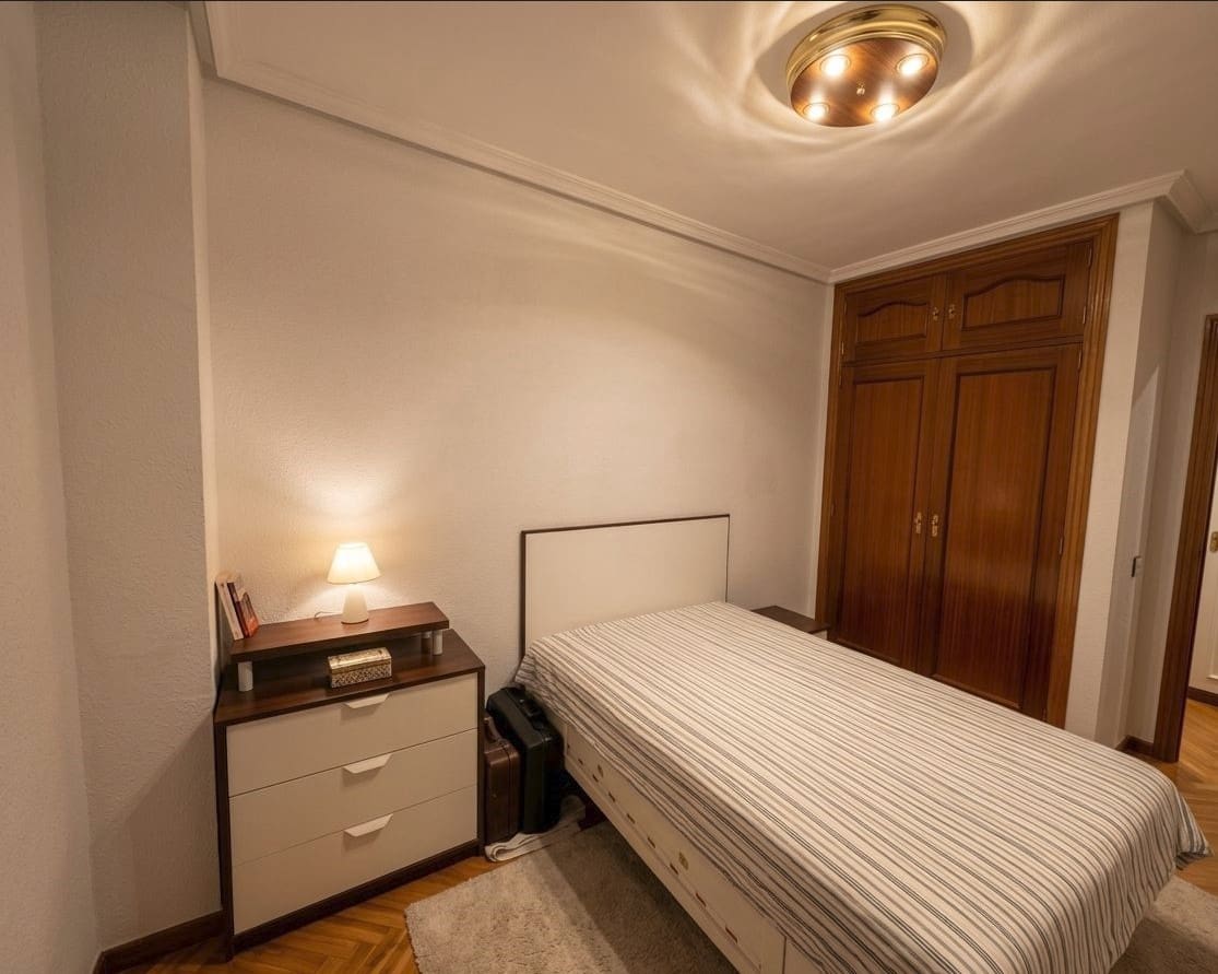 3 bedroom Flat for rent in Madrid city with pool garage - € 2,150 (Ref: 9698154)