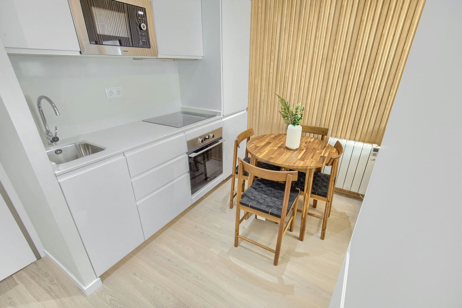 Lejlighed til leje i Madrid by - € 995 (Ref: 9747721)