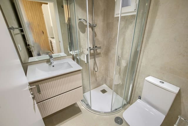 Lejlighed til leje i Embajadores, Madrid by - € 995 (Ref: 9747721)