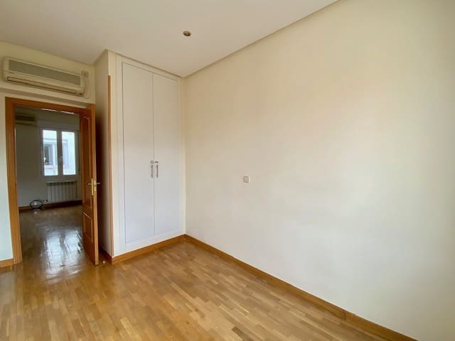 Appartement de 2 chambres à louer à Hispanoamérica, Madrid ville - 1 950 € (Ref: 9751717)