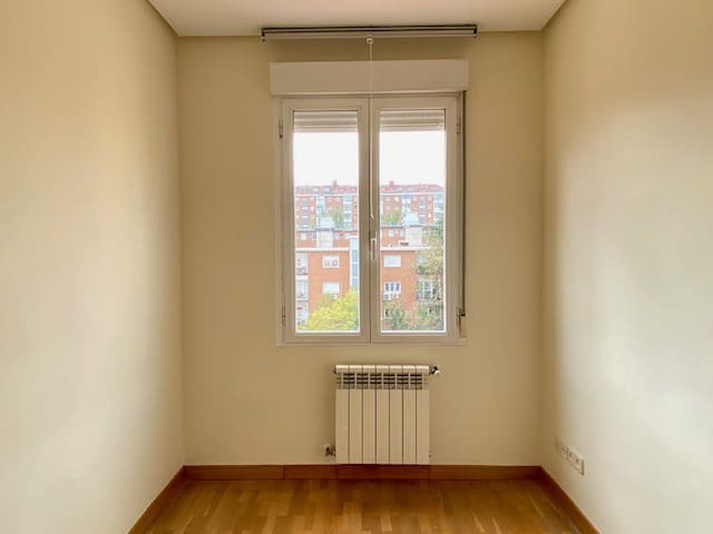 Appartement de 2 chambres à louer à Hispanoamérica, Madrid ville - 1 950 € (Ref: 9751717)