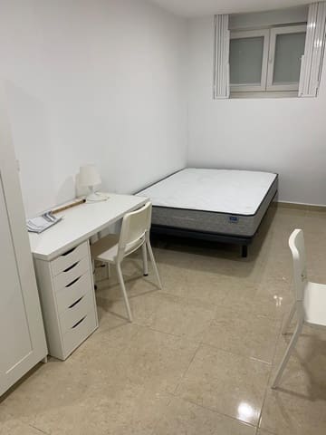 Studio til leie i Castellana, Madrid by - € 1 000 (Ref: 9788221)