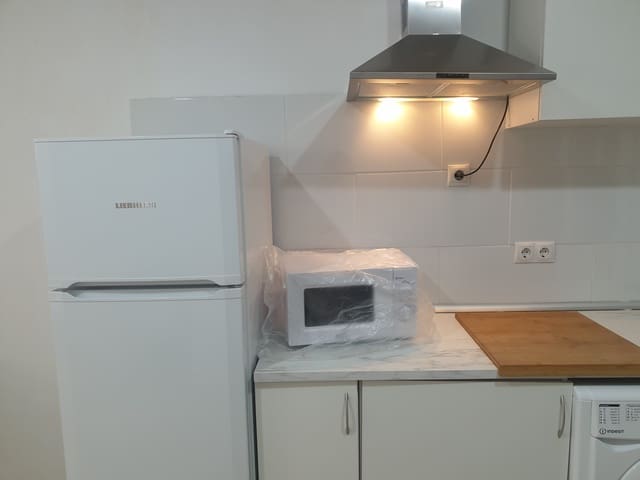 Studio til leie i Castellana, Madrid by - € 1 000 (Ref: 9788221)