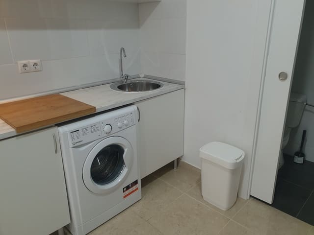 Studio til leie i Castellana, Madrid by - € 1 000 (Ref: 9788221)