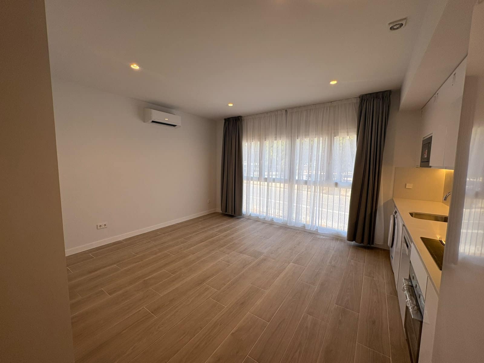 Mieszkanie do wynajęcia w Miasto Madryt - 1 100 € (Ref: 9904055)