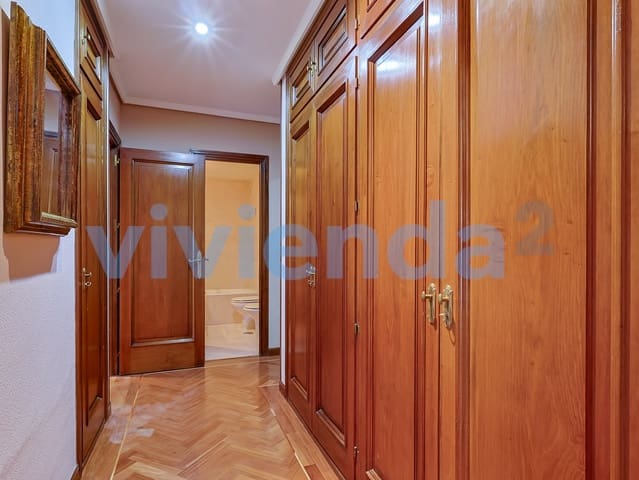 4 makuuhuone Asunto myytävänä paikassa Castilla, Madrid kaupunki mukana uima-altaan 
autotalli - 1 300 000 € (Ref: 9912723)