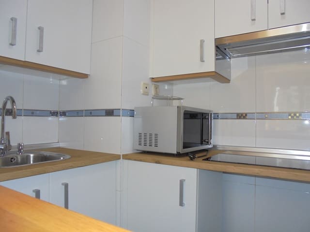 Appartement de 1 chambre à louer à Legazpi, Madrid ville avec piscine garage - 1 200 € (Ref: 9912726)