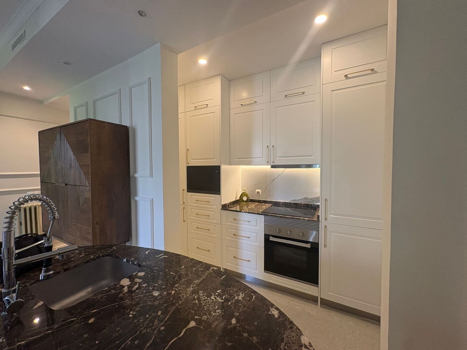 Appartement de 2 chambres à louer à Madrid ville - 4 000 € (Ref: 9920050)