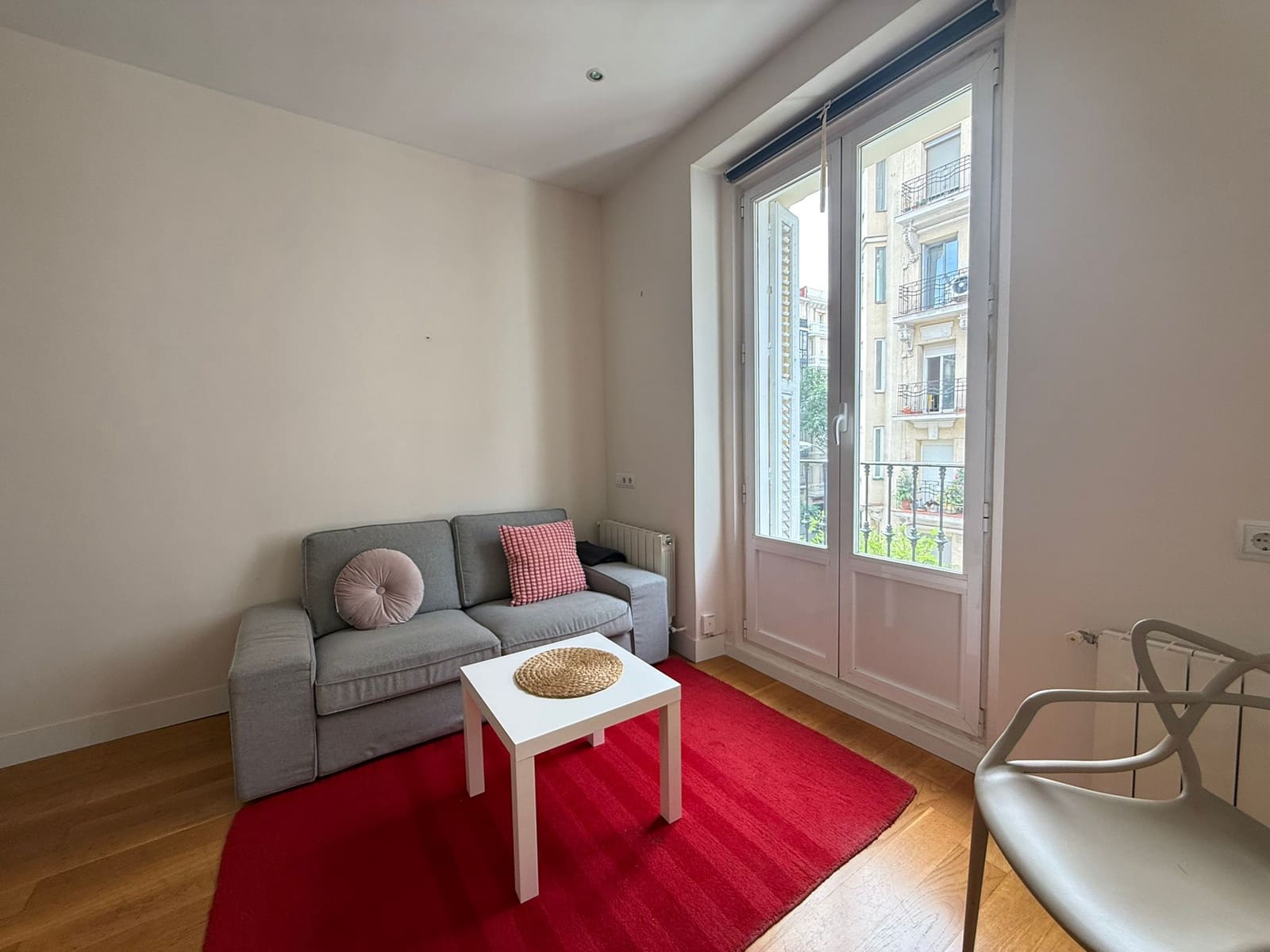 Studio for rent in Madrid city - € 1,200 (Ref: 9920053)