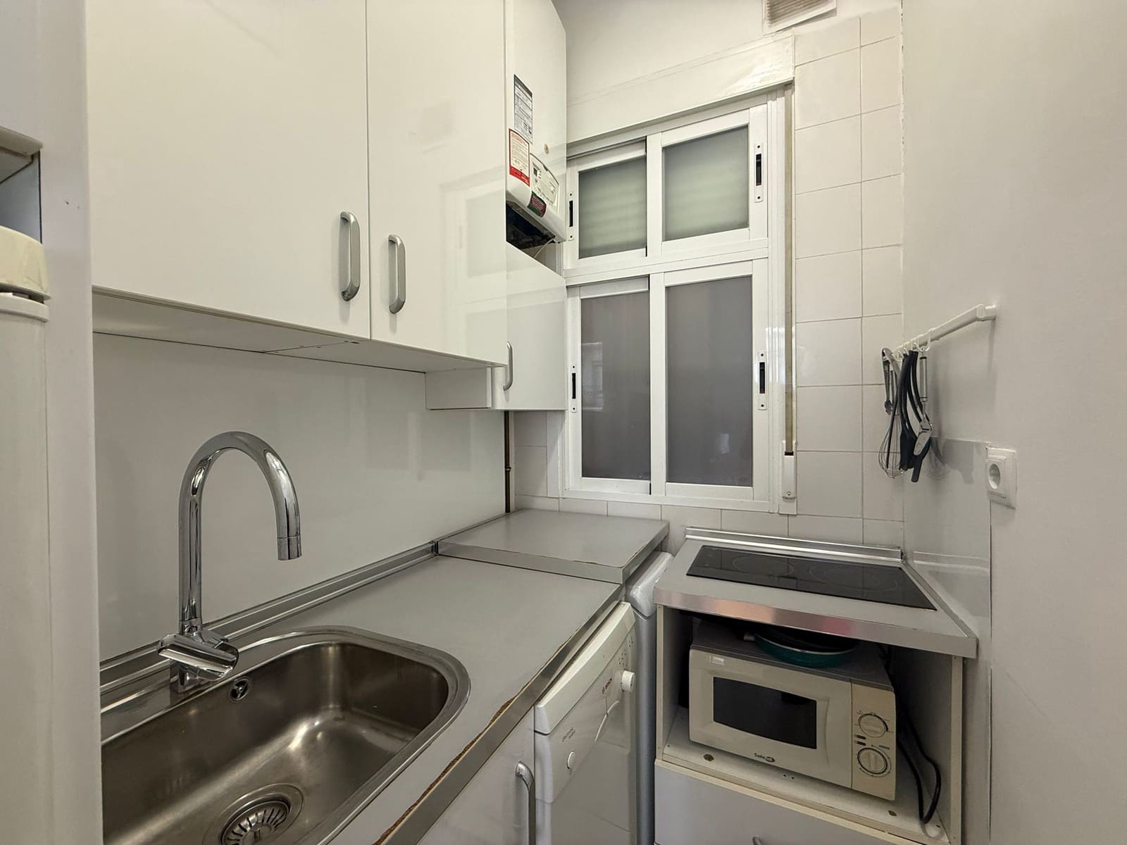 Studio for rent in Madrid city - € 1,200 (Ref: 9920053)