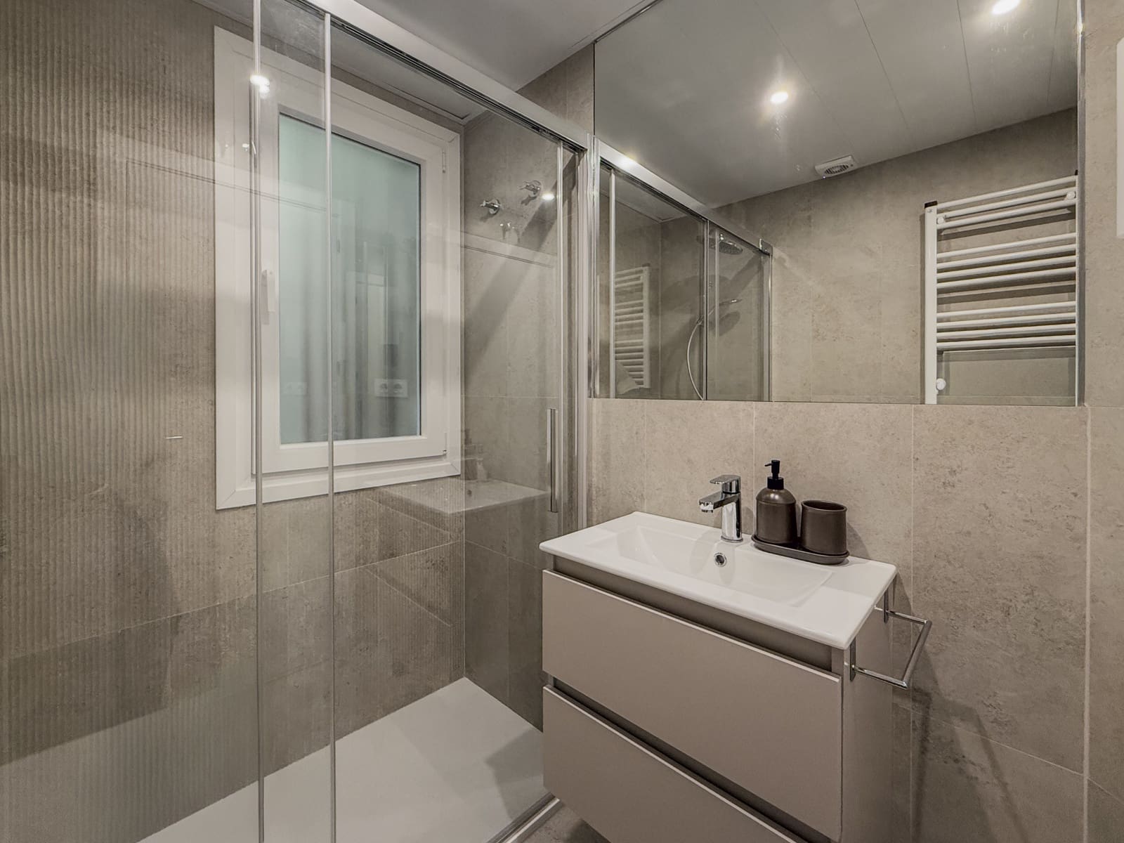 2 soverom Leilighet til leie i Madrid by - € 1 525 (Ref: 9921900)