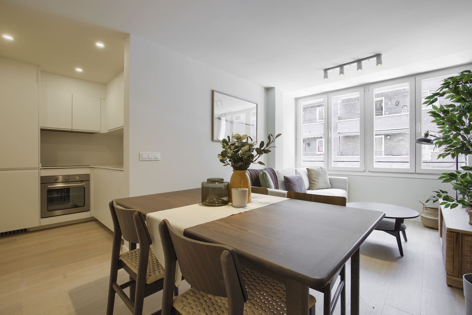 3 bedroom Flat for rent in Madrid city - € 1,995 (Ref: 9972962)