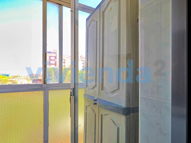4 slaapkamer Flat te koop in Apostol Santiago, Madrid stad - € 299.000 (Ref: 9974954)
