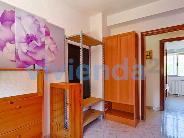 4 slaapkamer Flat te koop in Apostol Santiago, Madrid stad - € 299.000 (Ref: 9974954)