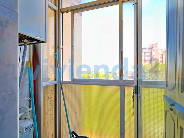 4 slaapkamer Flat te koop in Apostol Santiago, Madrid stad - € 299.000 (Ref: 9974954)