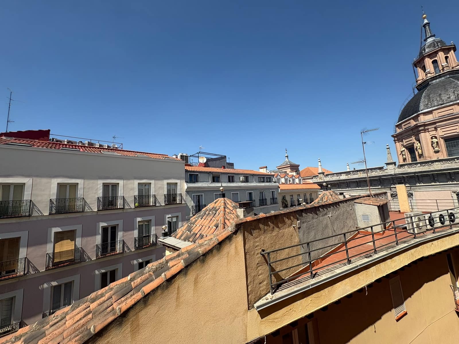 Piso de 2 habitaciones en Madrid ciudad en alquiler - 2.400 € (Ref: 9984514)