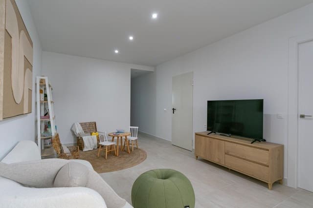 Apartamento de 2 habitaciones en Torrevieja en venta con piscina garaje - 246.000 € (Ref: 8216253)