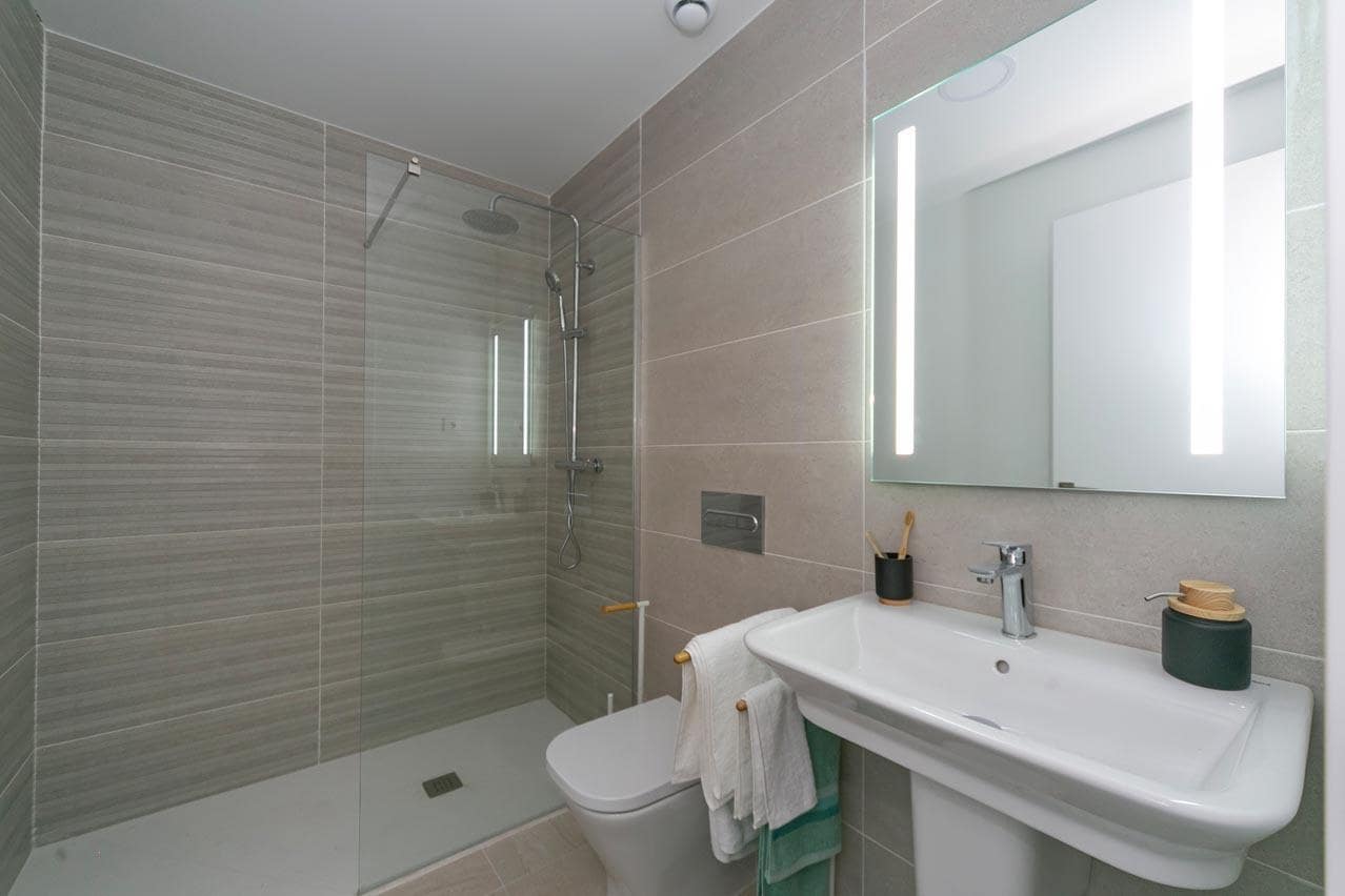 Apartamento de 2 habitaciones en Torrevieja en venta con piscina garaje - 246.000 € (Ref: 8216253)