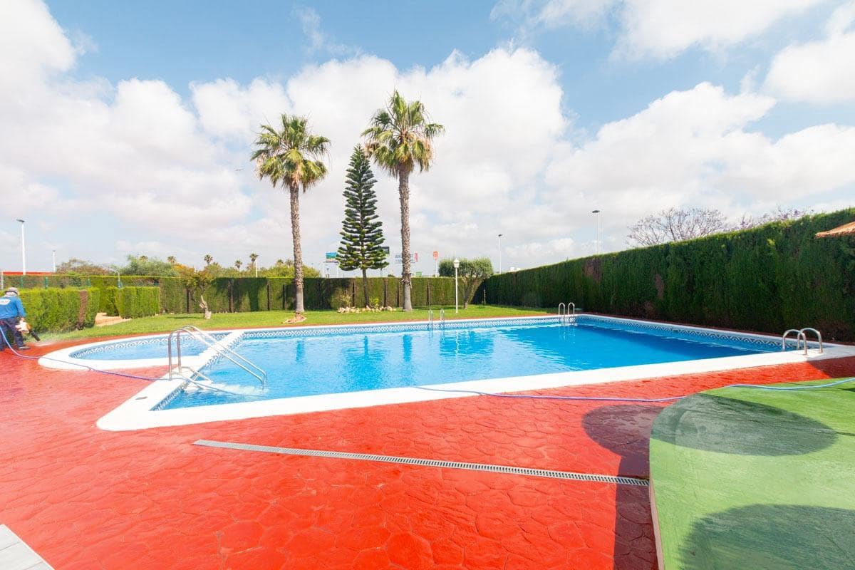 2 bedroom Bungalow for sale in Torrevieja with pool - € 149,900 (Ref: 9048987)