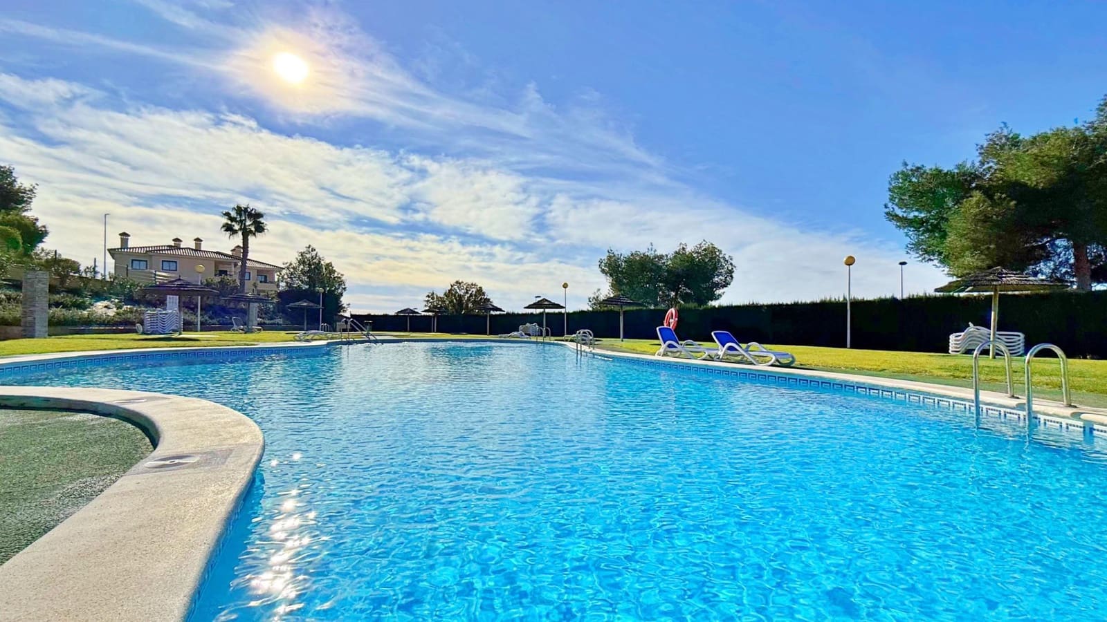 Adosado de 2 habitaciones en Orihuela Costa en venta con piscina - 215.000 € (Ref: 9565359)