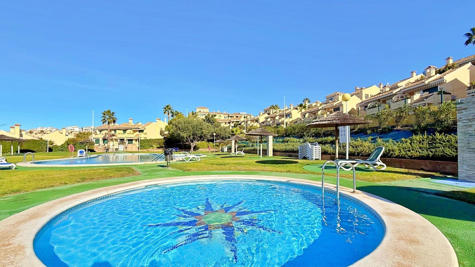 Adosado de 2 habitaciones en Orihuela Costa en venta con piscina - 215.000 € (Ref: 9565359)