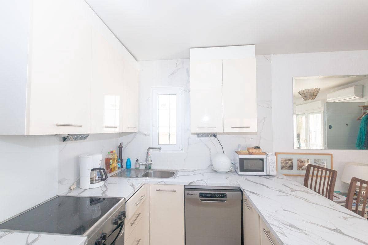 Chalet de 2 habitaciones en Torrevieja en venta con piscina - 350.000 € (Ref: 9608171)