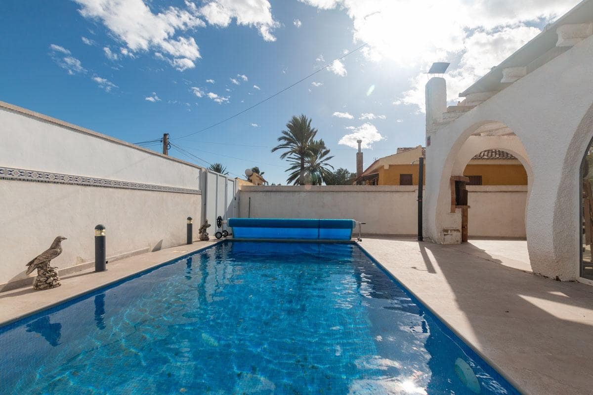 Chalet de 2 habitaciones en Torrevieja en venta con piscina - 350.000 € (Ref: 9608171)