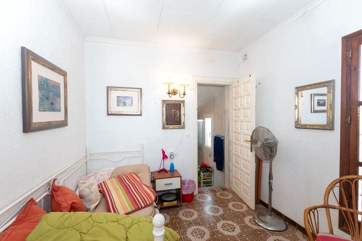 Chalet de 2 habitaciones en Torrevieja en venta con piscina - 350.000 € (Ref: 9608171)