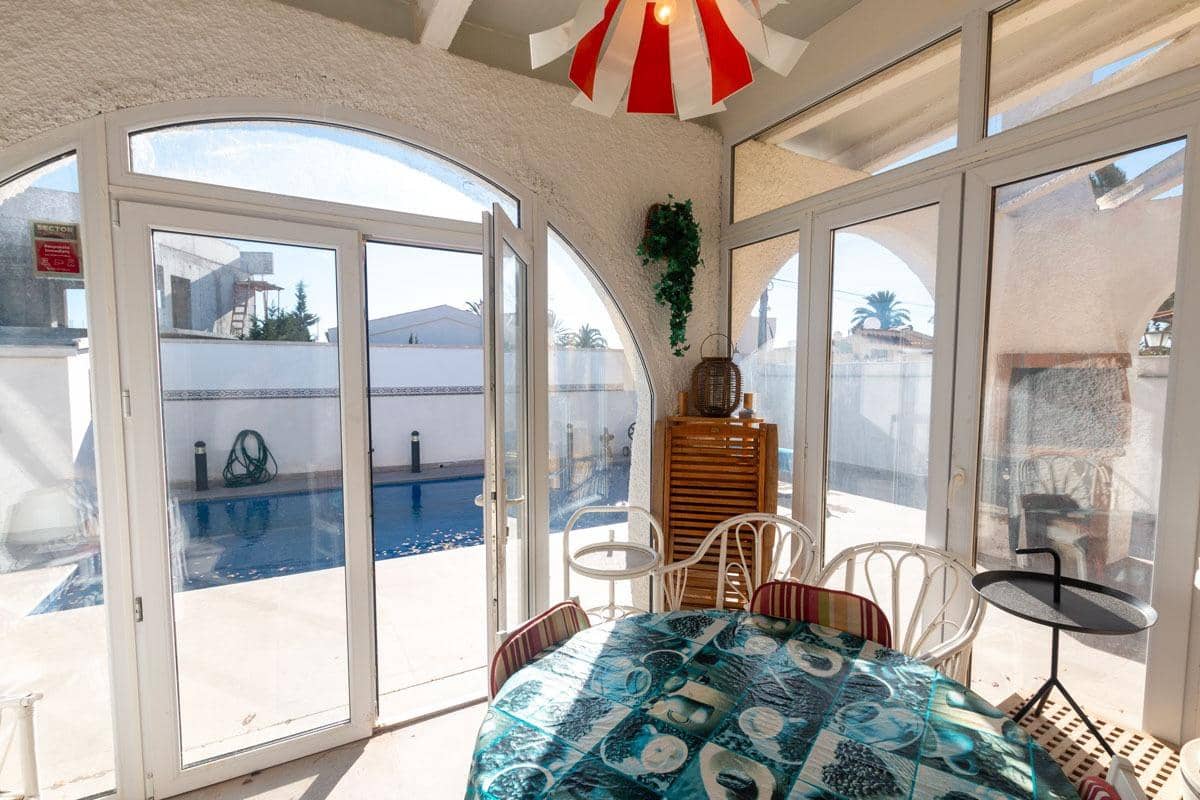 Chalet de 2 habitaciones en Torrevieja en venta con piscina - 350.000 € (Ref: 9608171)