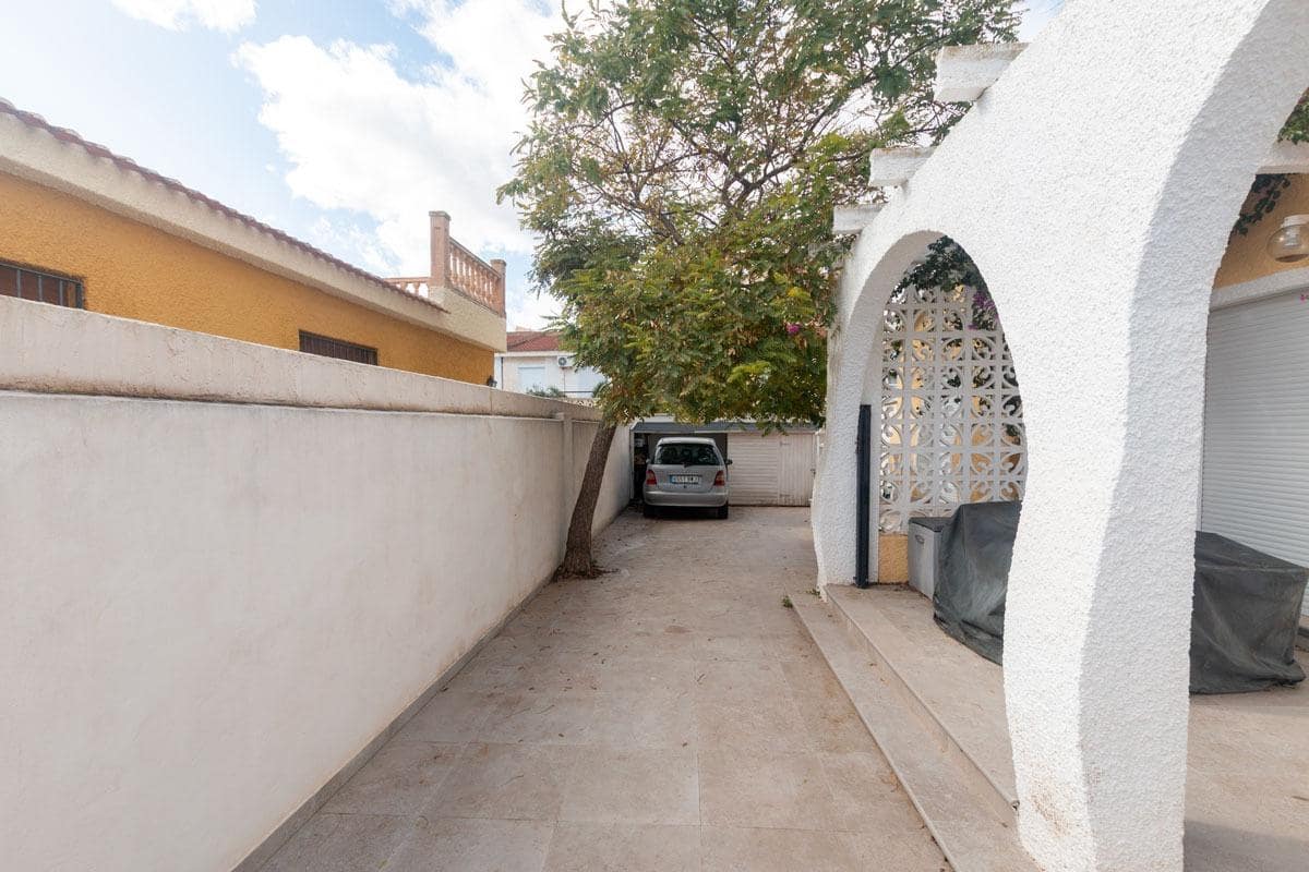 Chalet de 2 habitaciones en Torrevieja en venta con piscina - 350.000 € (Ref: 9608171)