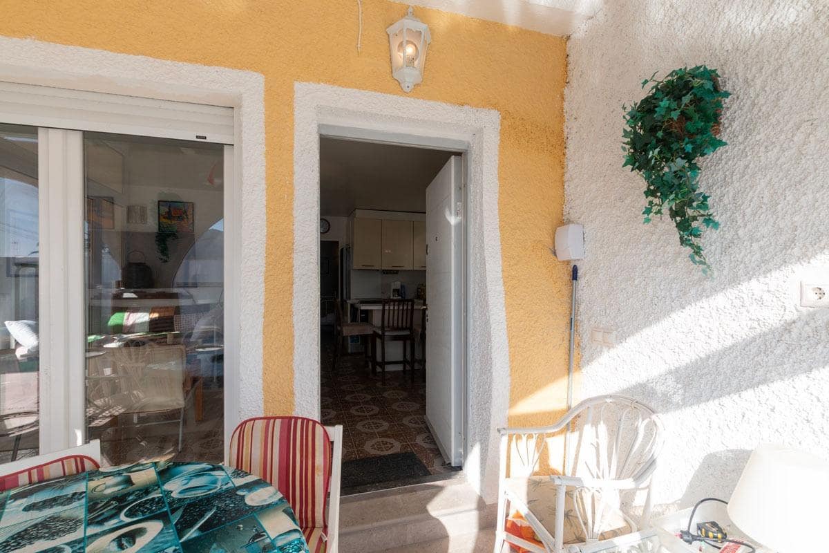 Chalet de 2 habitaciones en Torrevieja en venta con piscina - 350.000 € (Ref: 9608171)