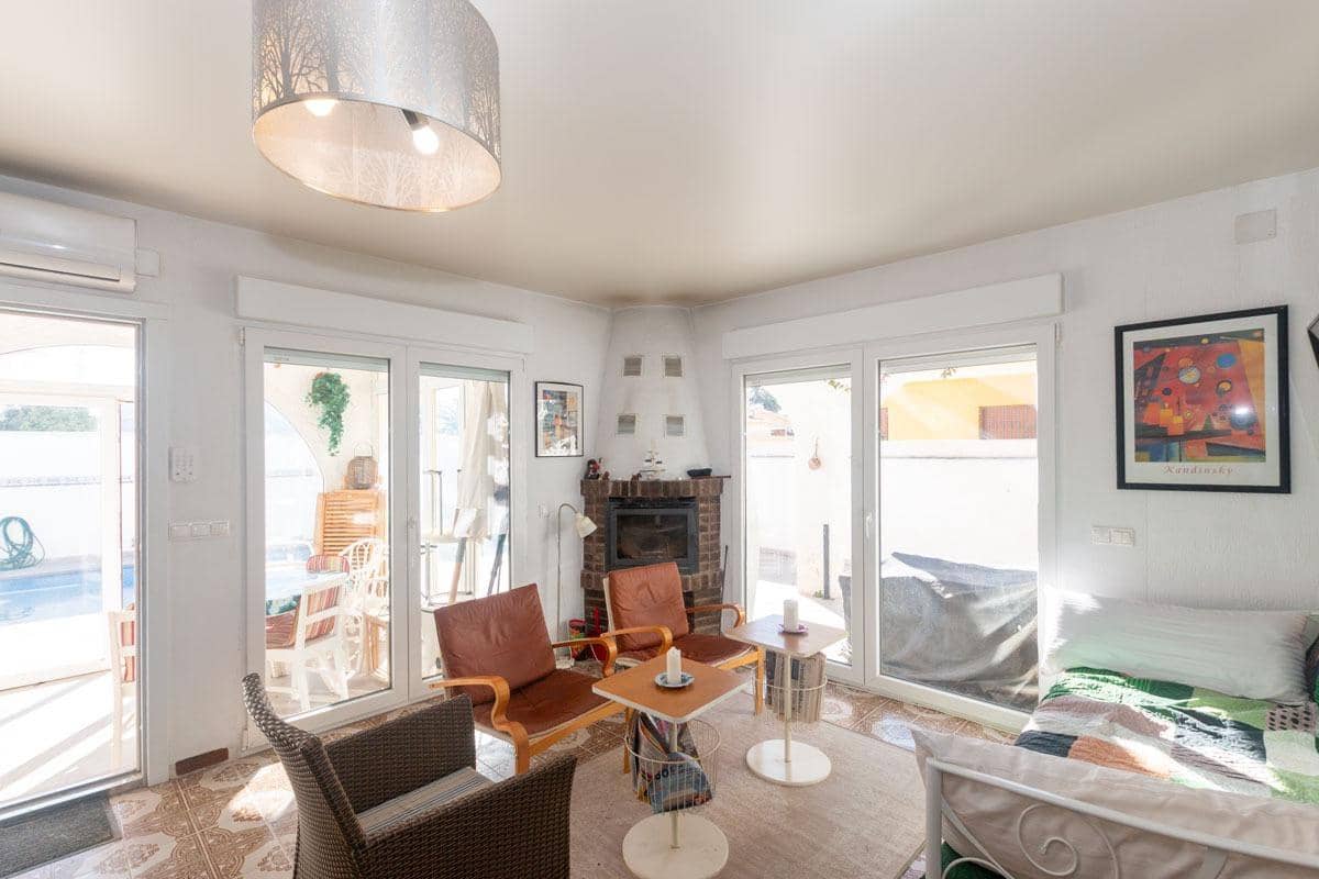 Chalet de 2 habitaciones en Torrevieja en venta con piscina - 350.000 € (Ref: 9608171)