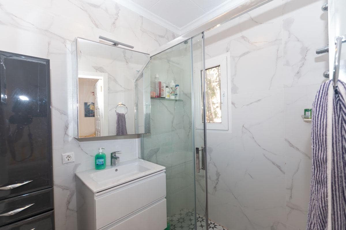 Chalet de 2 habitaciones en Torrevieja en venta con piscina - 350.000 € (Ref: 9608171)