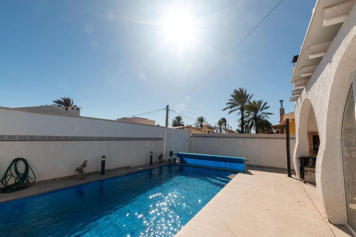 Chalet de 2 habitaciones en Torrevieja en venta con piscina - 350.000 € (Ref: 9608171)
