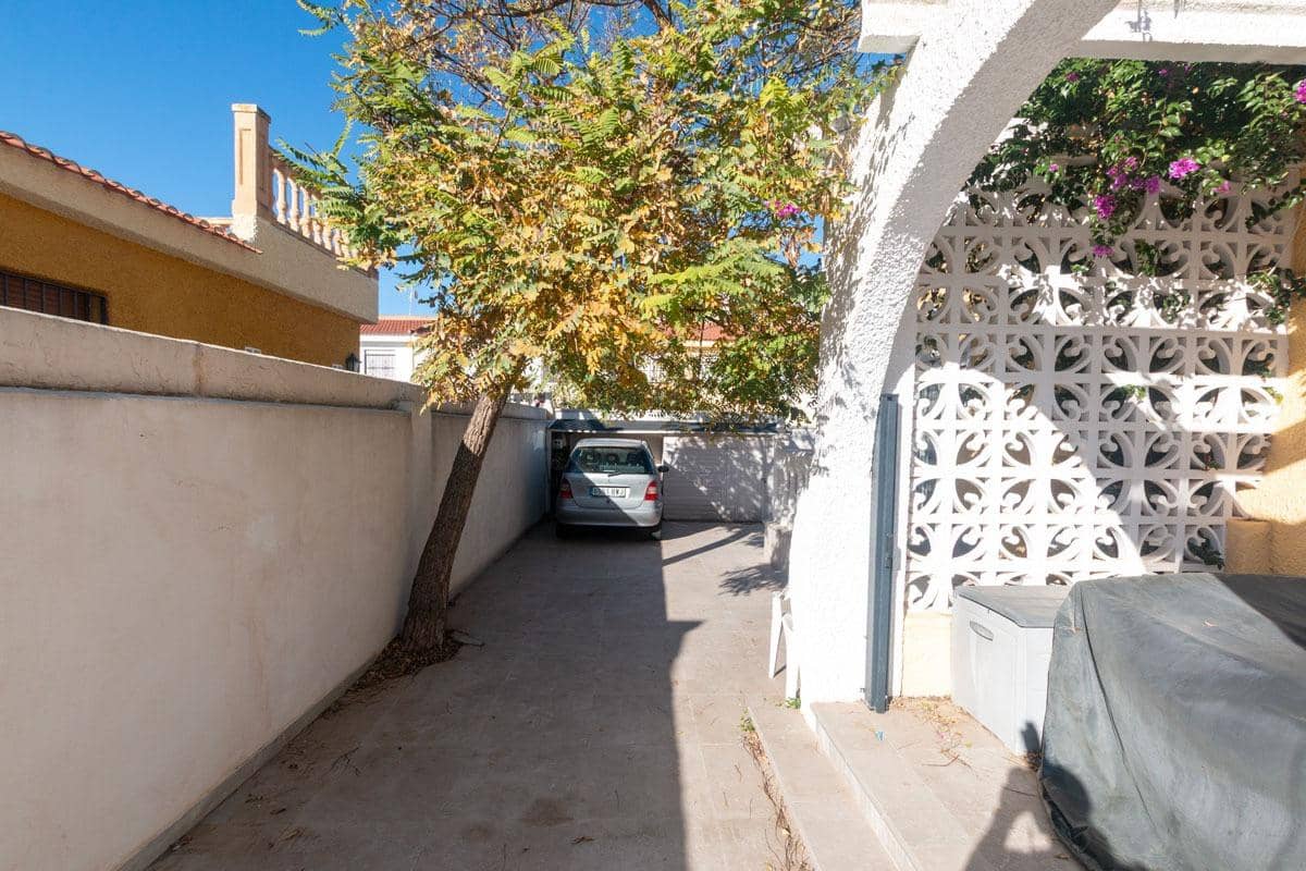 Chalet de 2 habitaciones en Torrevieja en venta con piscina - 350.000 € (Ref: 9608171)