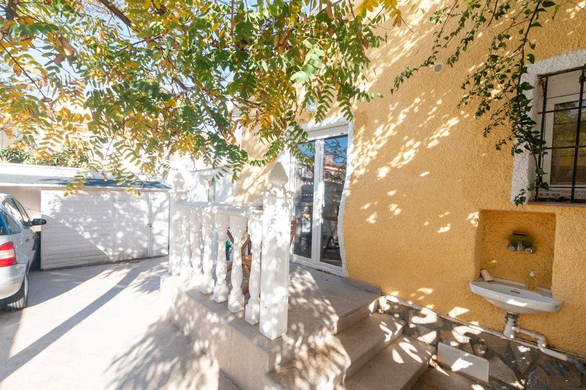 Chalet de 2 habitaciones en Torrevieja en venta con piscina - 350.000 € (Ref: 9608171)