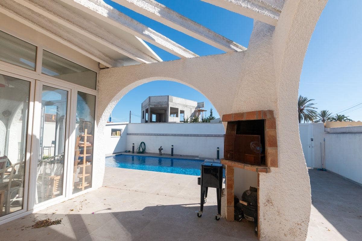 Chalet de 2 habitaciones en Torrevieja en venta con piscina - 350.000 € (Ref: 9608171)
