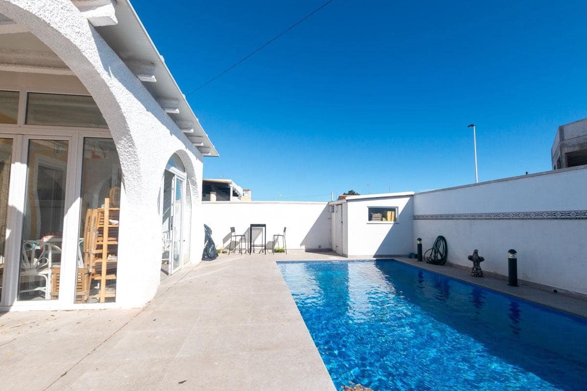 Chalet de 2 habitaciones en Torrevieja en venta con piscina - 350.000 € (Ref: 9608171)