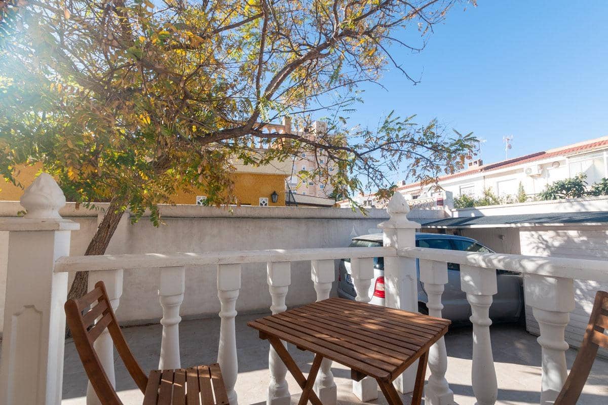 Chalet de 2 habitaciones en Torrevieja en venta con piscina - 350.000 € (Ref: 9608171)