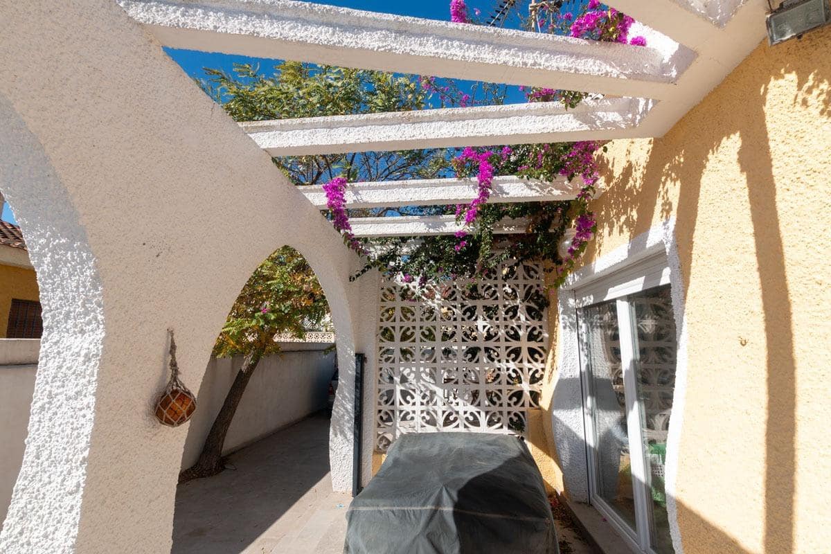 Chalet de 2 habitaciones en Torrevieja en venta con piscina - 350.000 € (Ref: 9608171)