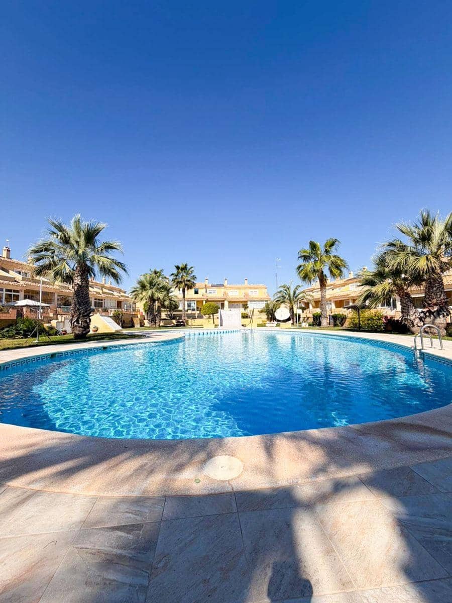 3 Zimmer Reihenhaus zu verkaufen in Torrevieja mit Pool Garage - 239.000 € (Ref: 9720099)