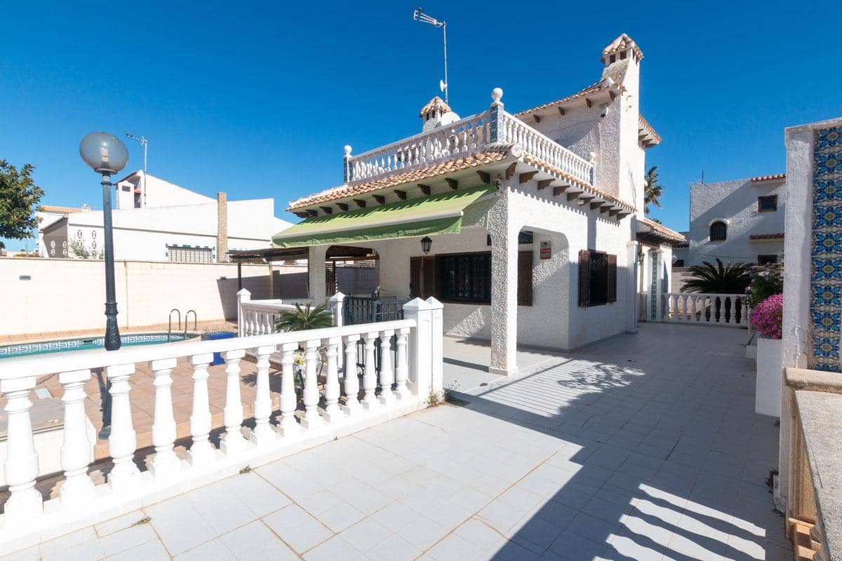 4 makuuhuone Huvila myytävänä paikassa La Zenia mukana uima-altaan 
autotalli - 585 000 € (Ref: 9778285)