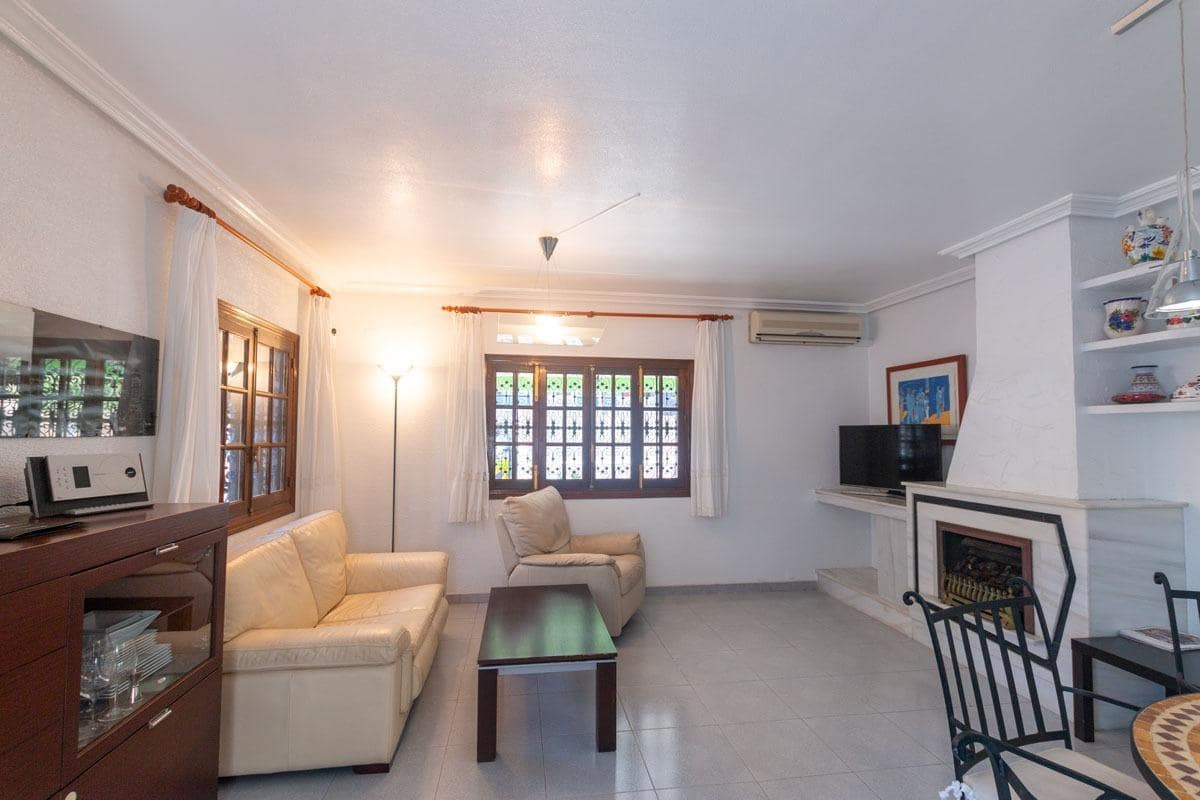 4 makuuhuone Huvila myytävänä paikassa La Zenia mukana uima-altaan 
autotalli - 585 000 € (Ref: 9778285)