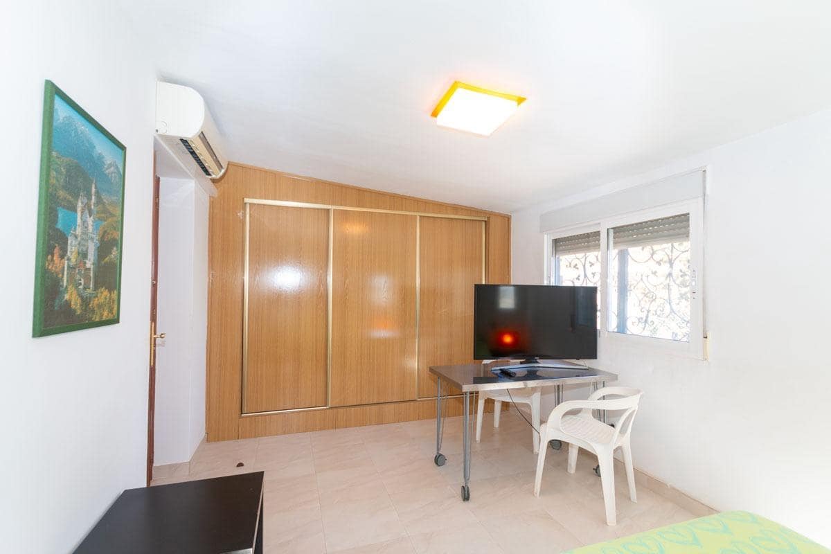 4 makuuhuone Huvila myytävänä paikassa La Zenia mukana uima-altaan 
autotalli - 585 000 € (Ref: 9778285)